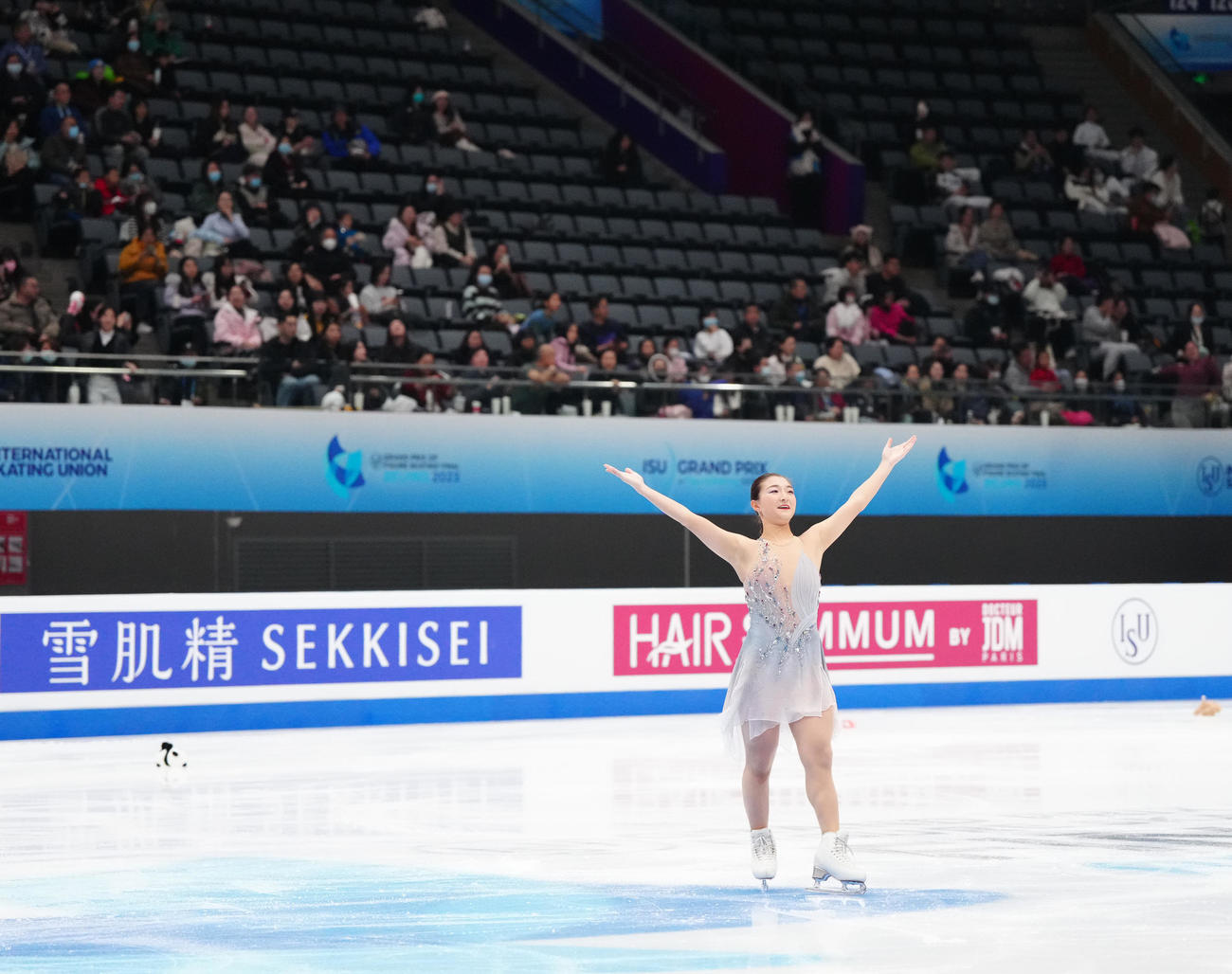 女子SPの演技後、あいさつする坂本（撮影・江口和貴）