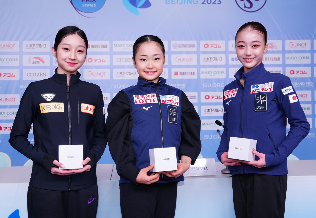 会見前、写真に納まるジュニア女子で優勝した島田（中央）ら。左は2位のシン・ジア、右は3位の上薗（撮影・江口和貴）