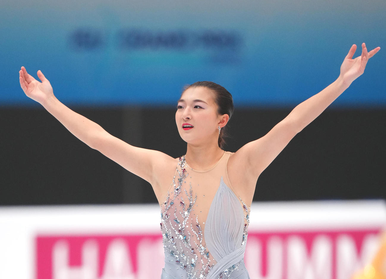 女子SPの演技を終え、あいさつする坂本