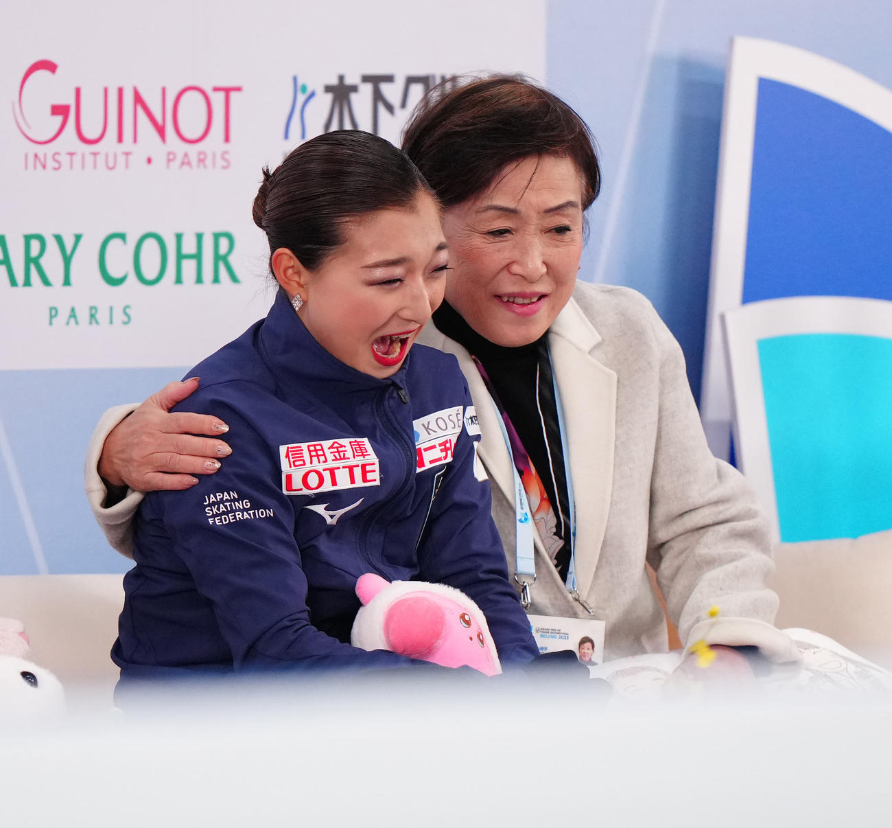 女子フリーの演技後、キス・アンド・クライで得点を確認し笑顔を見せる坂本（左）。右は中野コーチ（撮影・江口和貴）