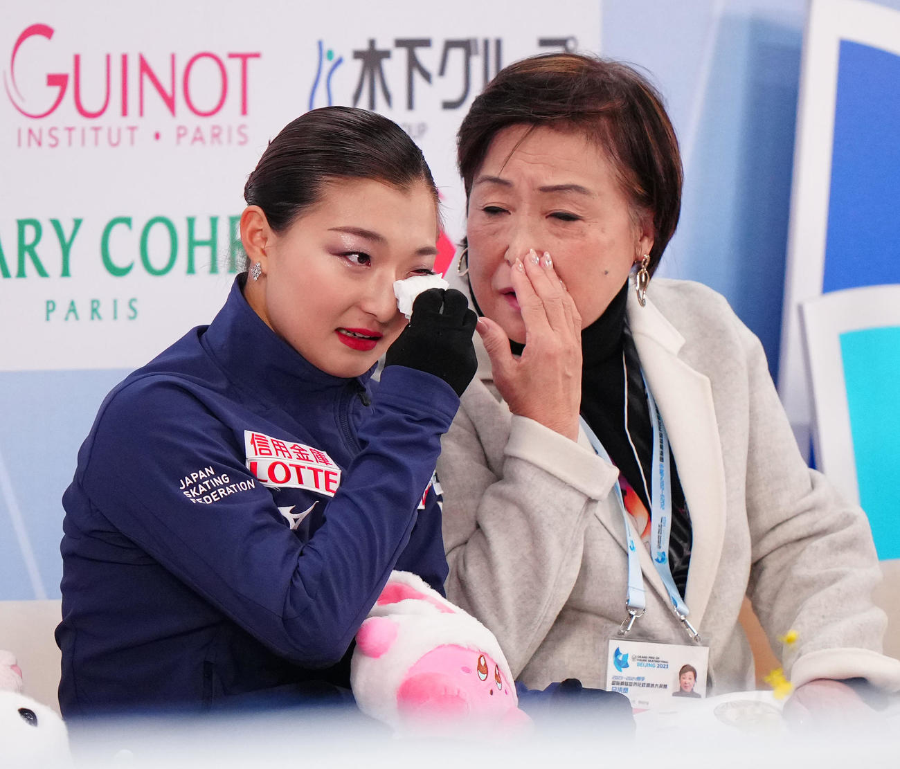 女子フリーの演技後、キス・アンド・クライで涙をぬぐう坂本（左）。右は中野コーチ（撮影・江口和貴）