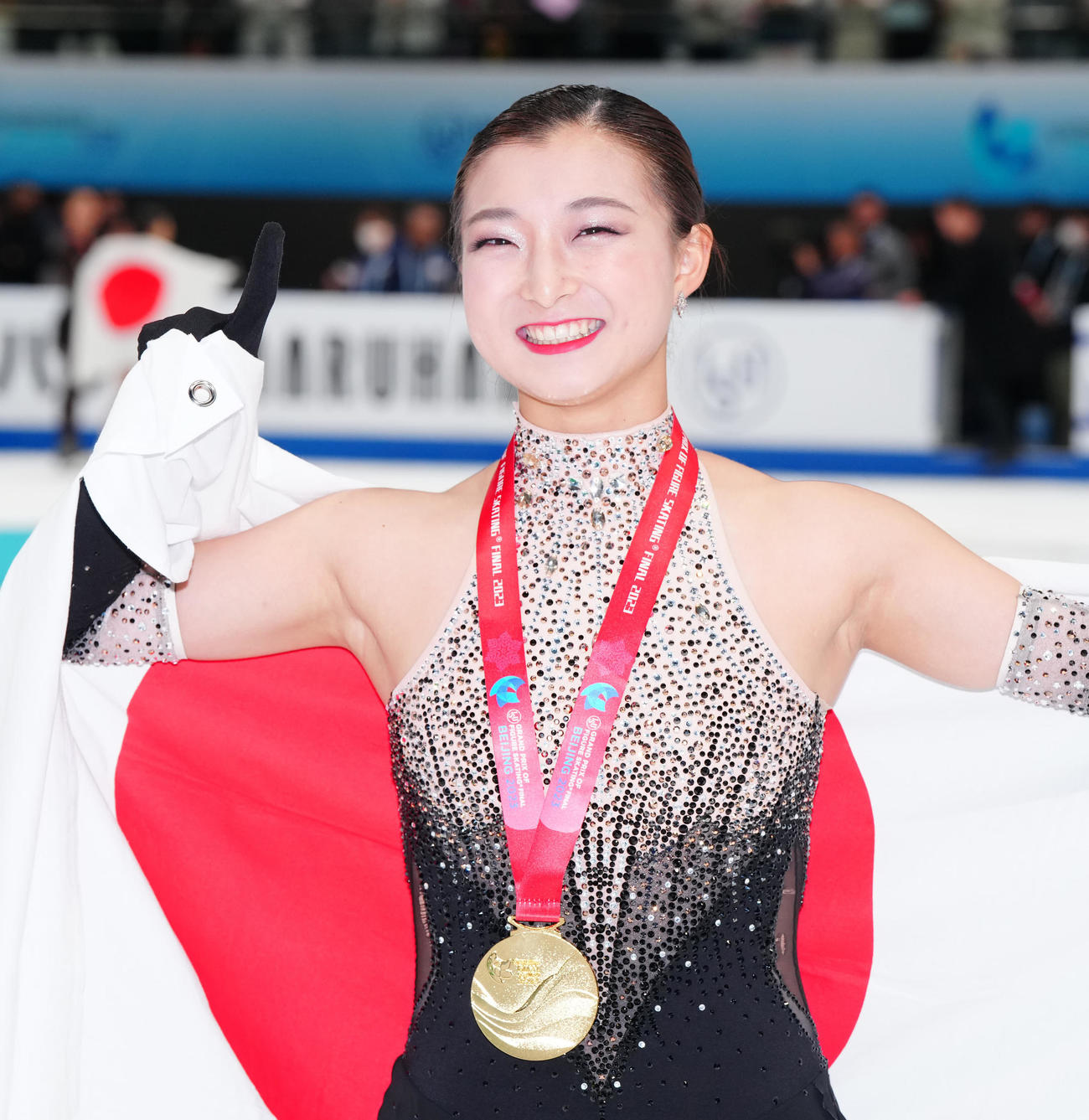 女子表彰式後、「1」ポーズで笑顔を見せる坂本