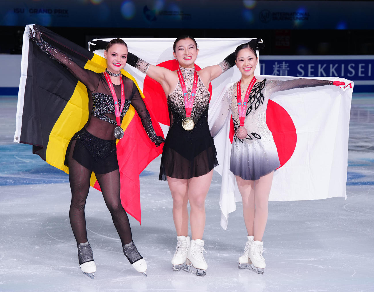 女子表彰式後、写真に納まる優勝した坂本（中央）ら。左は2位のヘンドリックス、右は3位の吉田（撮影・江口和貴）