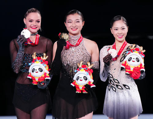 女子表彰式で、写真に納まる優勝した坂本（中央）ら。左は2位のヘンドリックス、右は3位の吉田（撮影・江口和貴）