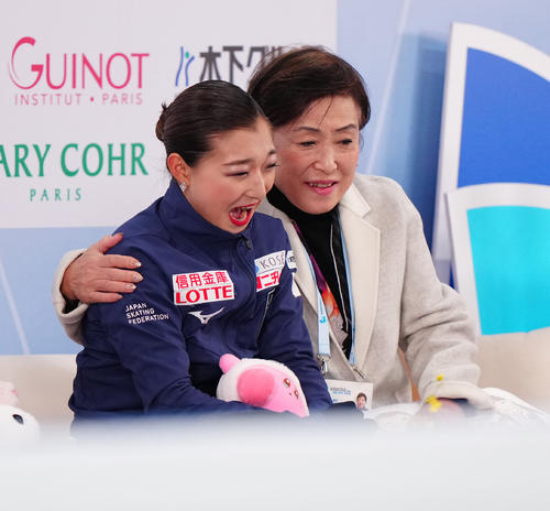 女子フリーの演技後、キス・アンド・クライで得点を確認し笑顔を見せる坂本（左）。右は中野コーチ（撮影・江口和貴）