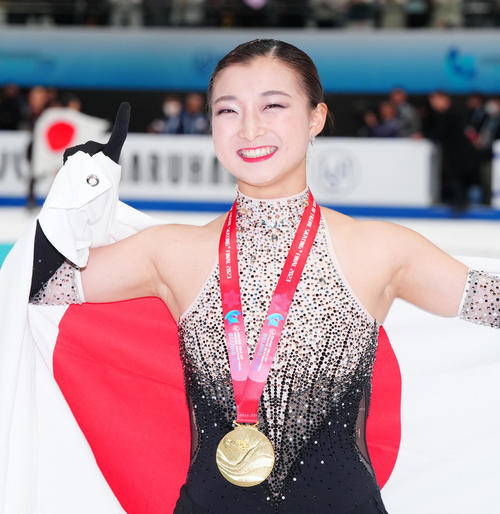 女子表彰式後、「1」ポーズで笑顔を見せる坂本