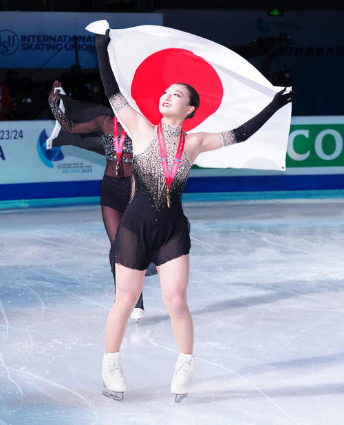 女子表彰式後、日の丸を掲げる坂本（撮影・江口和貴）