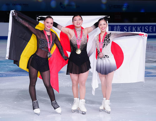 女子表彰式後、写真に納まる優勝した坂本（中央）ら。左は2位のヘンドリックス、右は3位の吉田（撮影・江口和貴）
