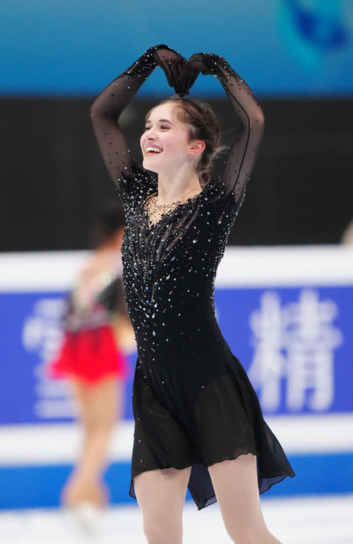 女子フリーの演技後、ハートマークを見せるレビト（撮影・江口和貴）