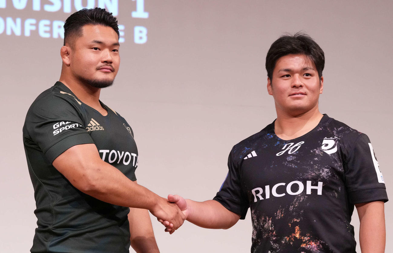 握手を交わすトヨタ木津（左）とBR東京武井