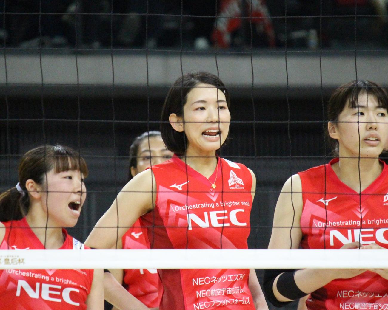 試合中に声を出すNEC・古賀紗理那（中央）（撮影・勝部晃多）