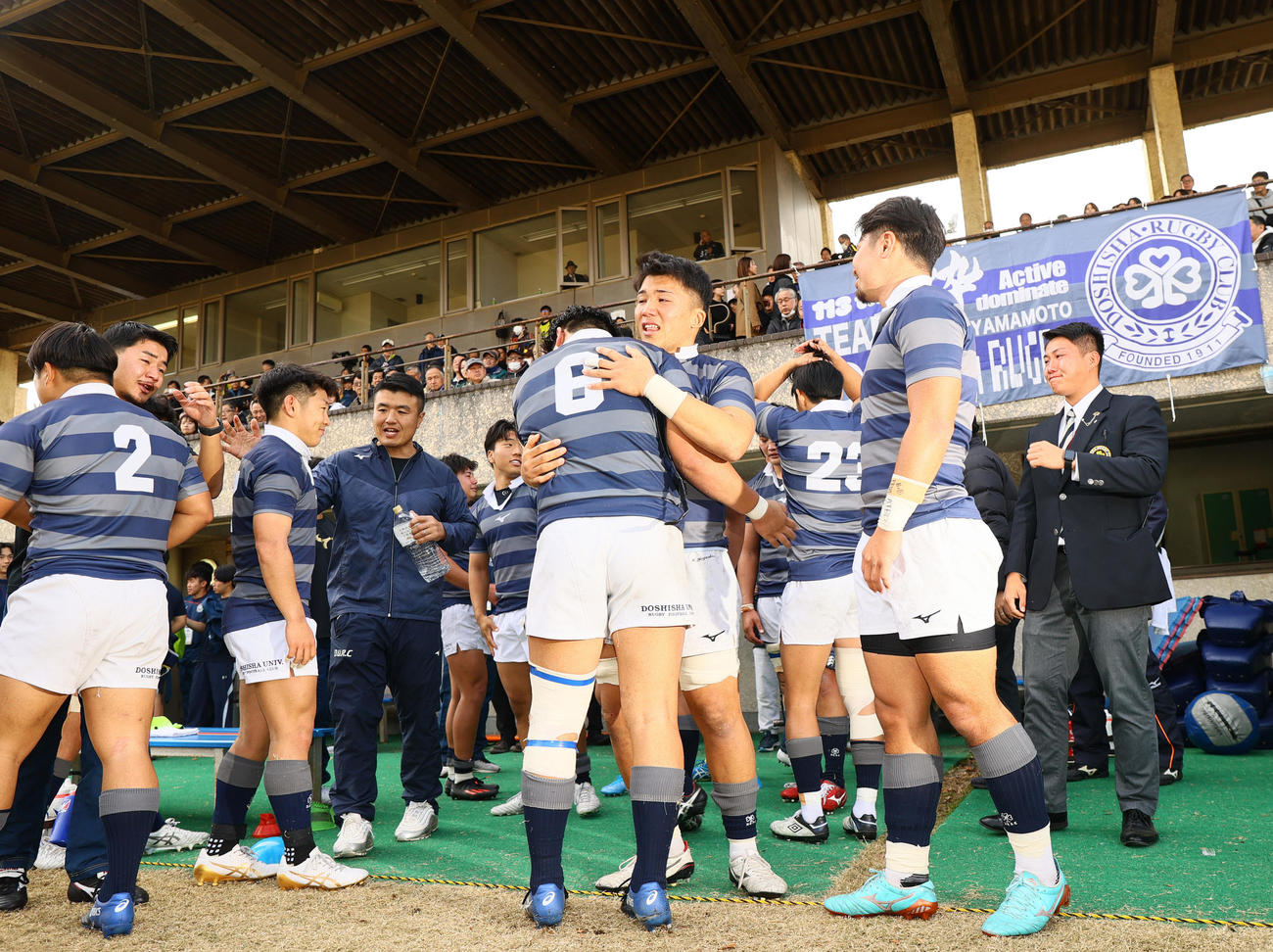 同志社大対大阪体育大　大阪体育大に勝利し、Aリーグに残留を決め喜ぶ同志社大フィフティーン（撮影・上山淳一）