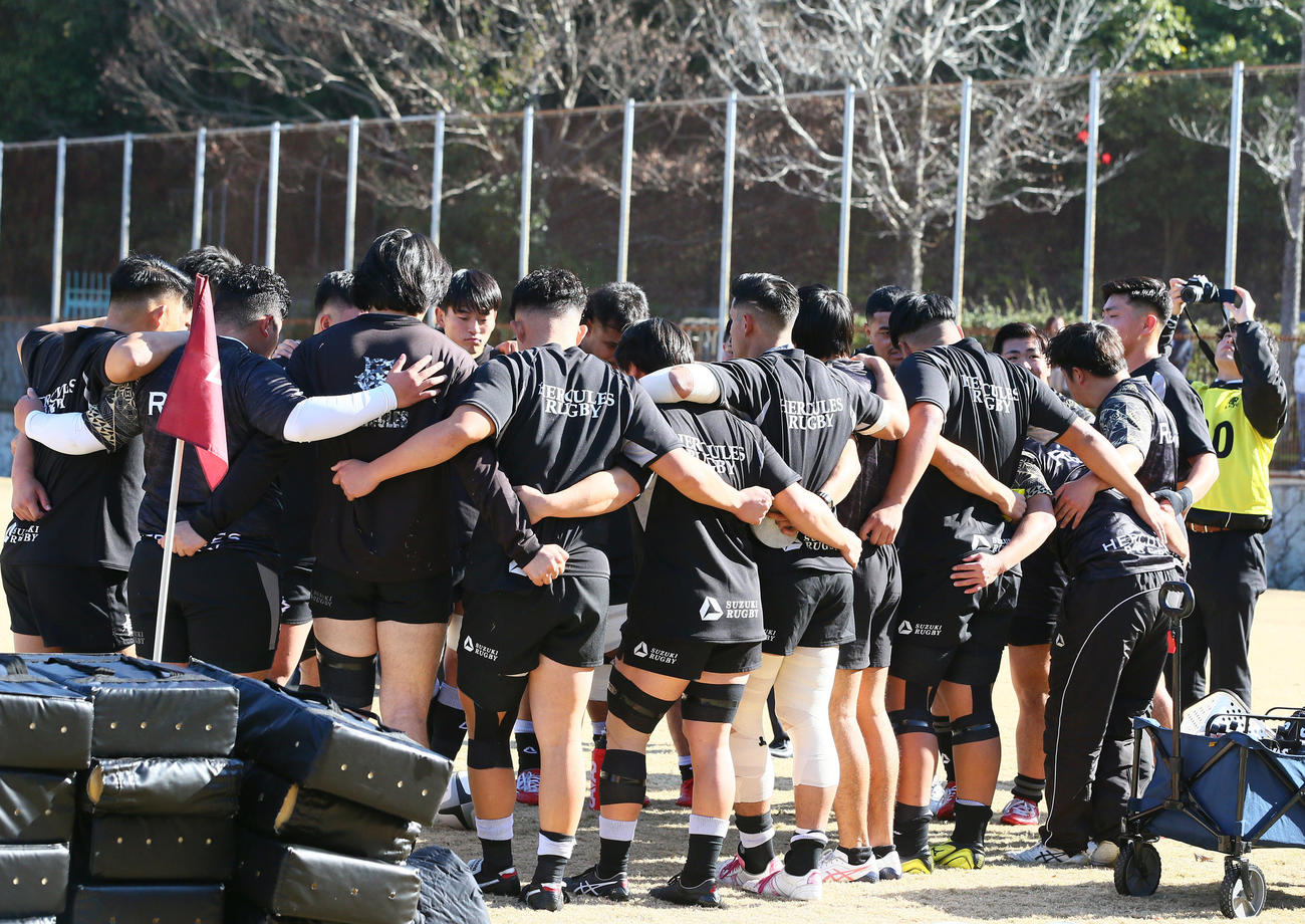 同志社大対大阪体育大　試合前の練習で円陣を組む大阪体育大フィフティーン（撮影・上山淳一）