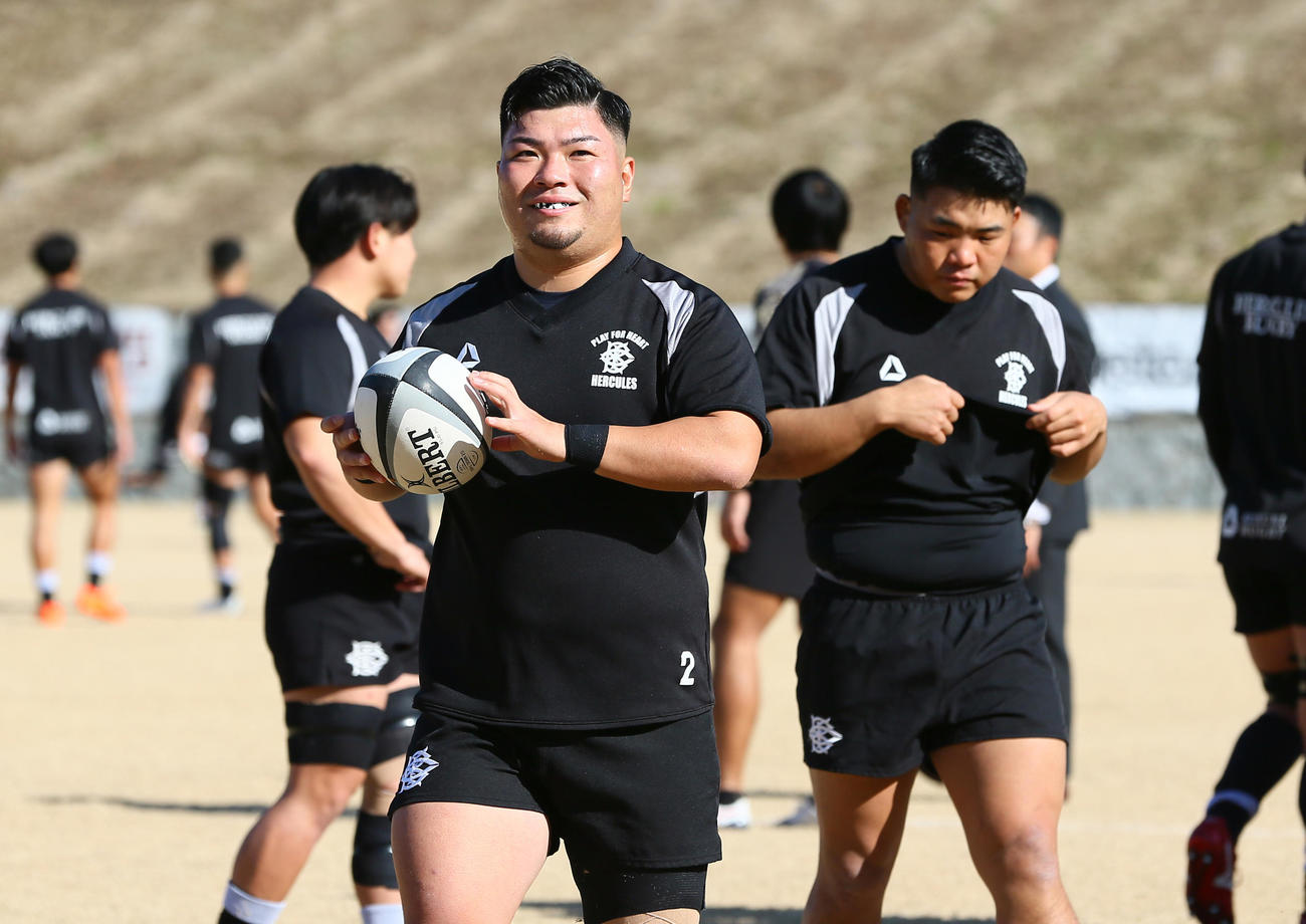 同志社大対大阪体育大　試合前の練習で汗を流す大阪体育大の選手ら（撮影・上山淳一）