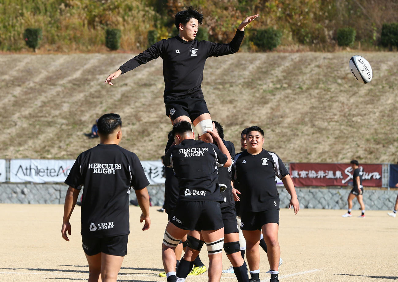 同志社大対大阪体育大　試合前の練習で汗を流す大阪体育大の選手ら（撮影・上山淳一）