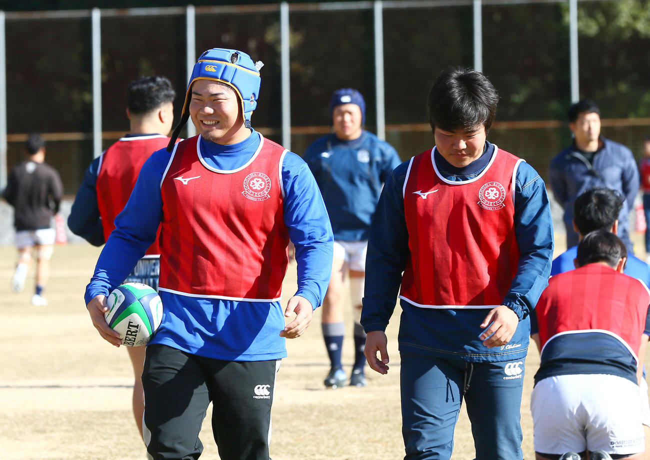 同志社大対大阪体育大　試合前の練習で汗を流す同志社大の選手ら（撮影・上山淳一）