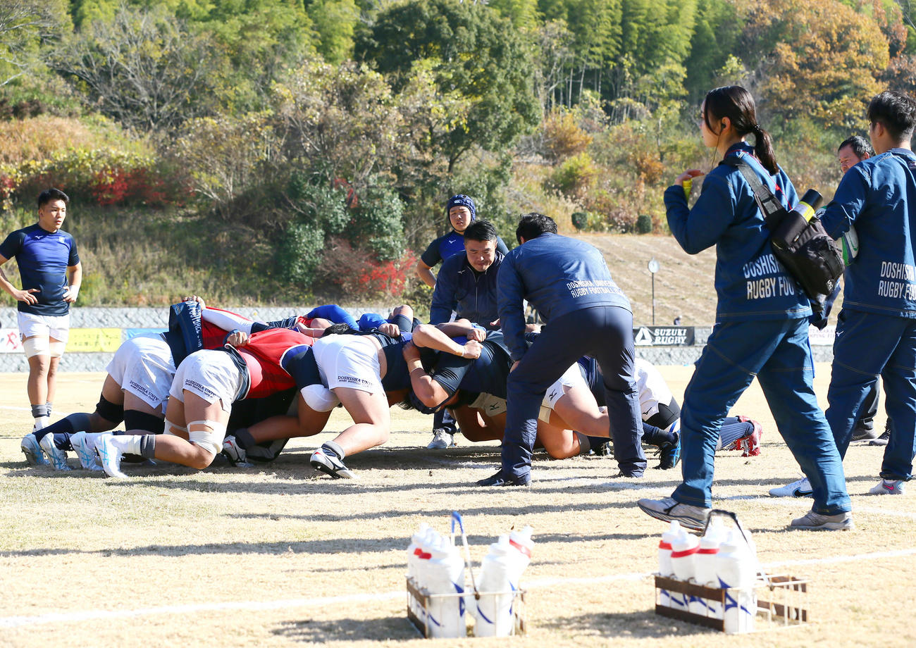 同志社大対大阪体育大　試合前の練習で汗を流す同志社大の選手ら（撮影・上山淳一）