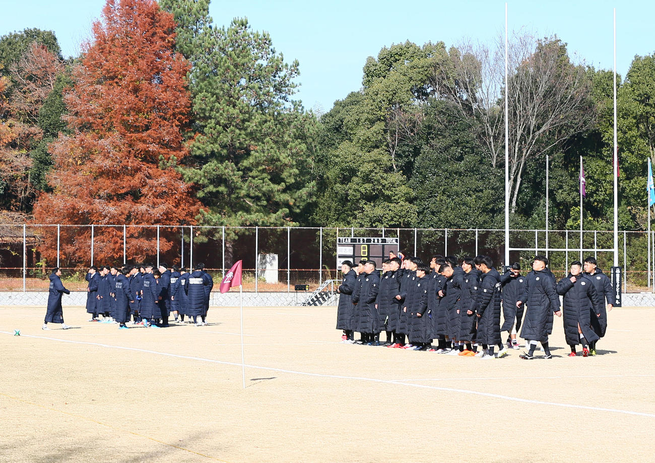 同志社大対大阪体育大　試合を前にする両チーム（撮影・上山淳一）