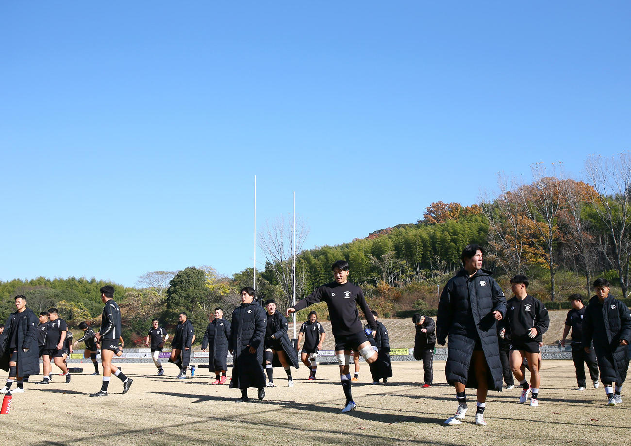 同志社大対大阪体育大　試合前、アップする大阪体育大フィフティーン（撮影・上山淳一）