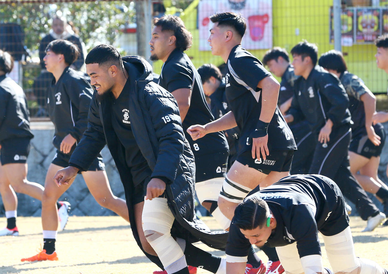 同志社大対大阪体育大　試合前、アップする大阪体育大フィフティーン（撮影・上山淳一）