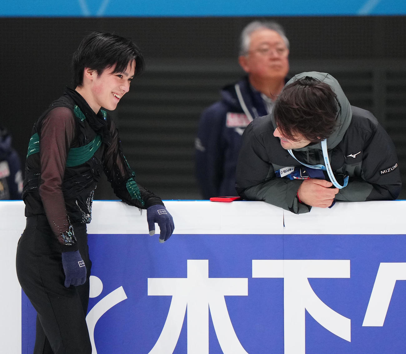 公式練習中、笑みを浮かべる宇野（左）。右はランビエル・コーチ（撮影・江口和貴）