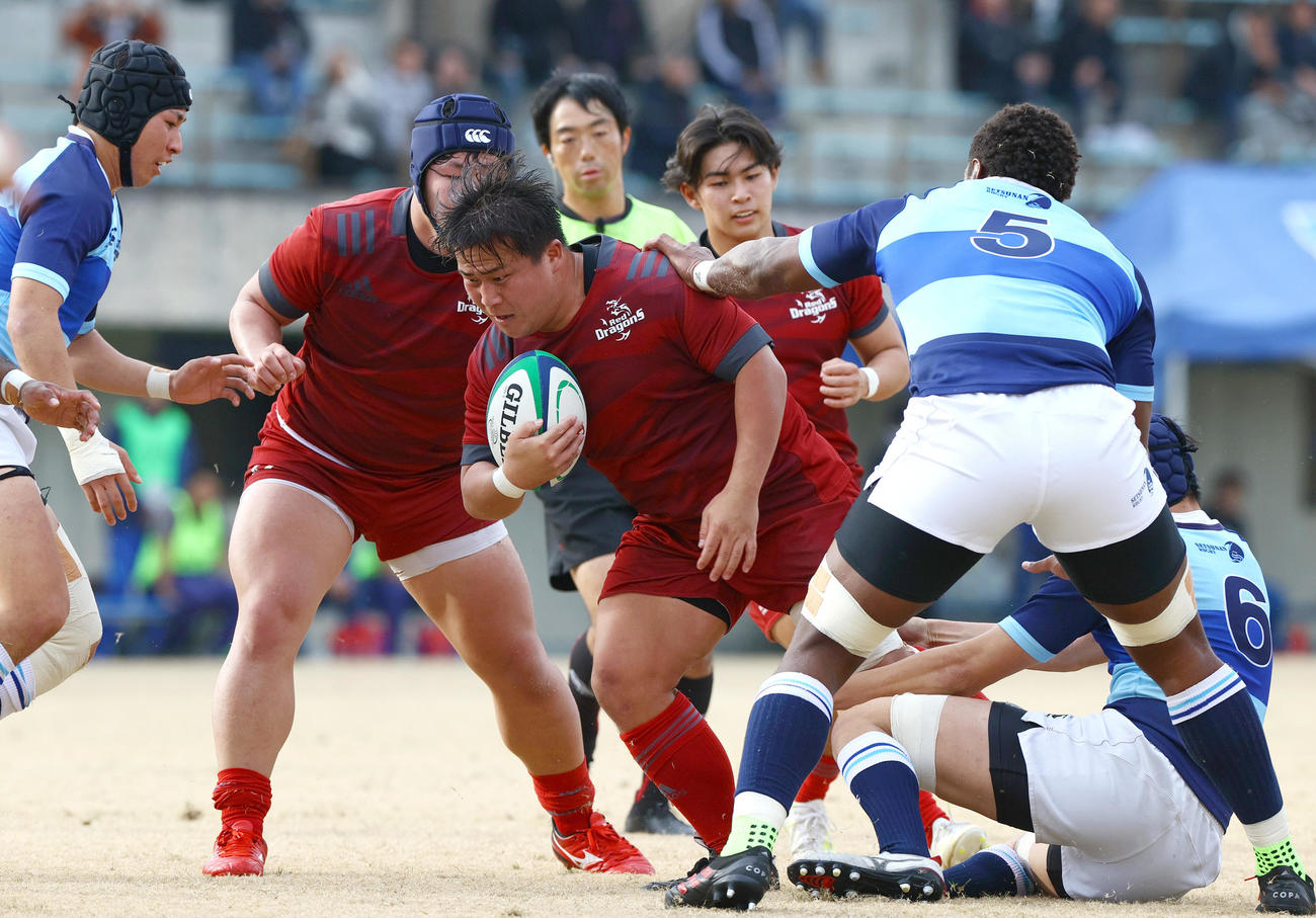 摂南大対龍谷大　前半、龍谷大プロップ大城（左から3人目）は突破を図る（撮影・上山淳一）