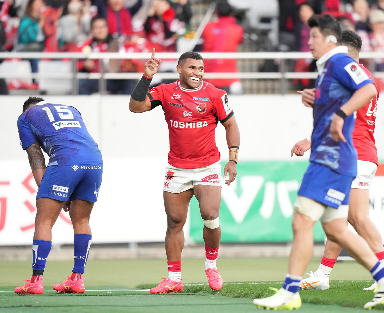 BL東京対静岡　後半、トライを決め笑顔のBL東京WTBナイカブラ（中央）（撮影・鈴木みどり）