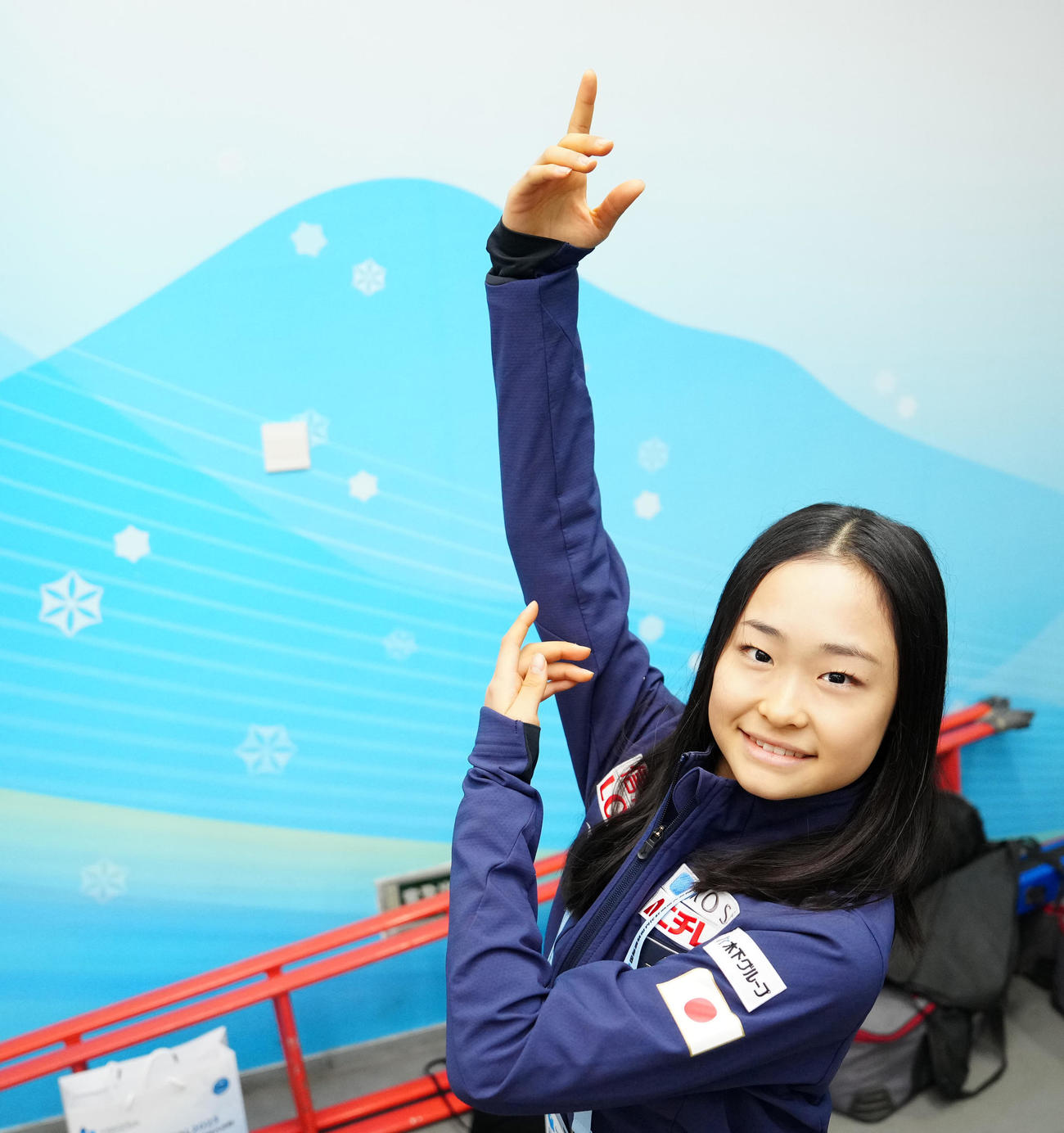 フィギュアスケートGPファイナルのジュニア女子優勝から一夜明け、報道陣に対応し、ポーズを決める島田（撮影・江口和貴）