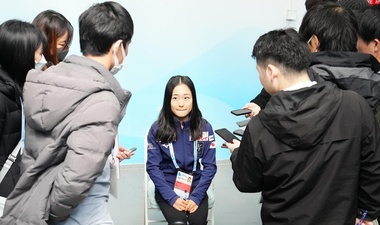 フィギュアスケートGPファイナルのジュニア女子優勝から一夜明け、報道陣に対応する島田（中央）（撮影・江口和貴）