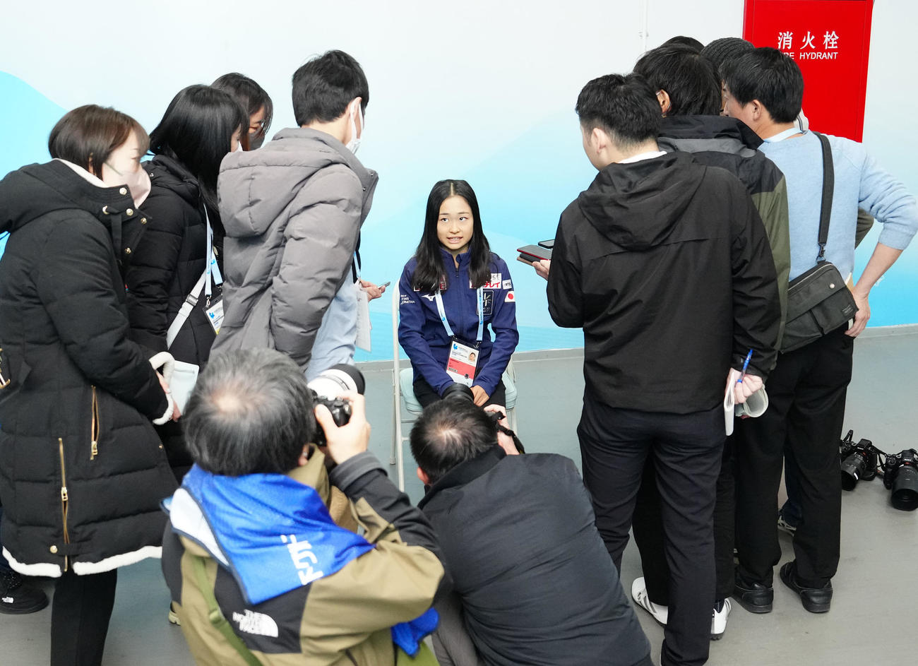 フィギュアスケートGPファイナルのジュニア女子優勝から一夜明け、報道陣に対応する島田（中央）（撮影・江口和貴）