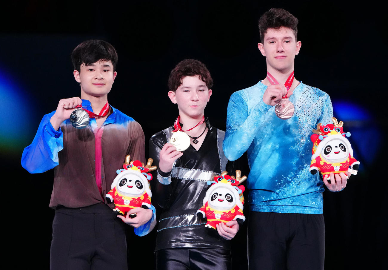ジュニア男子で優勝し、表彰台に上がる中田（中央）（撮影・江口和貴）