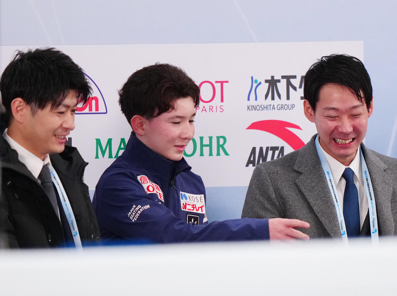 ジュニア男子フリーの演技後、キス・アンド・クライで得点を確認する中田（中央）。左は父誠人コーチ、右は中庭コーチ（撮影・江口和貴）
