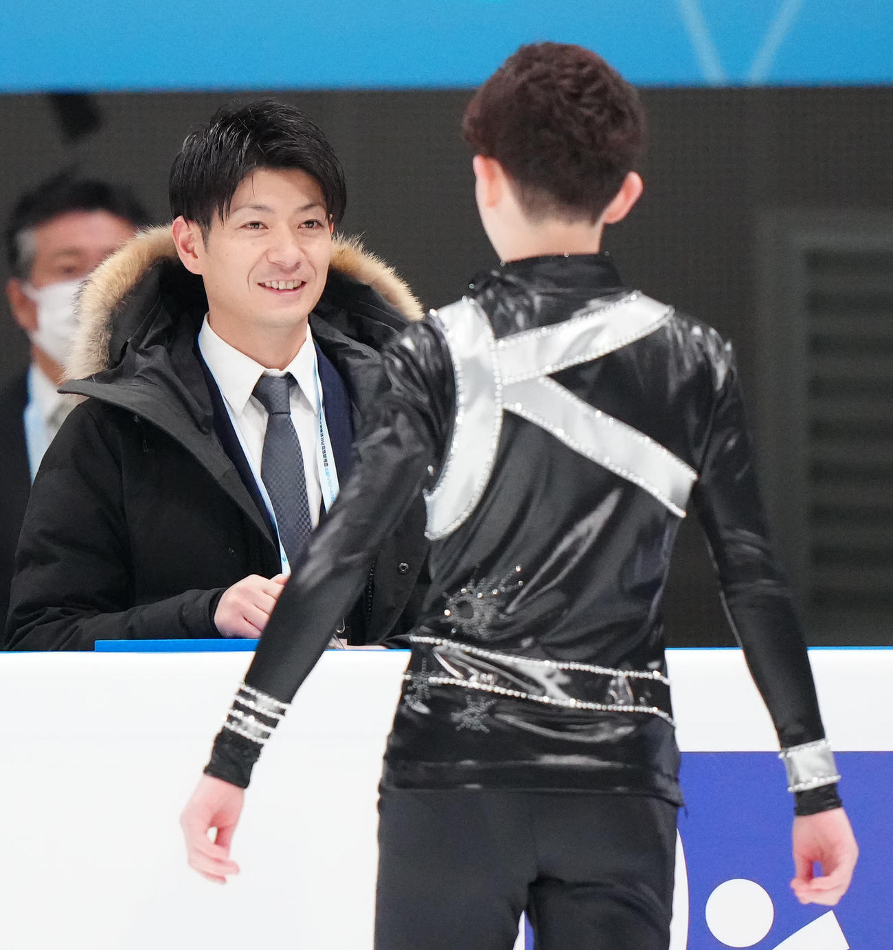 ジュニア男子フリーの演技前、中田（手前）に言葉をかける父誠人コーチ（撮影・江口和貴）