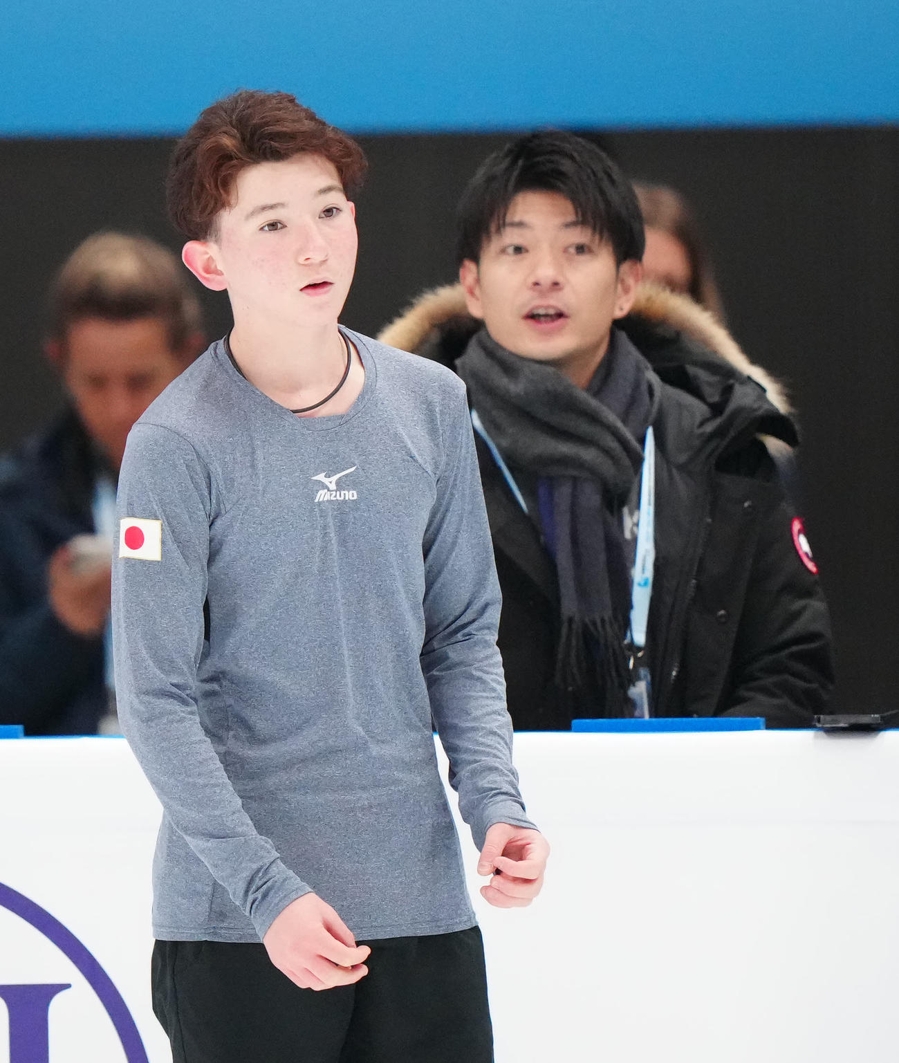 公式練習で最終調整するジュニア男子の中田。後方は父誠人コーチ（撮影・江口和貴）