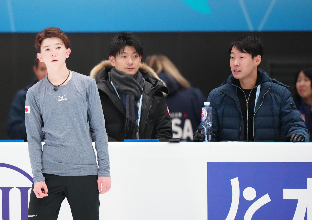 公式練習で最終調整するジュニア男子の中田（左）。中央は父誠人コーチ、右は中庭コーチ（撮影・江口和貴）