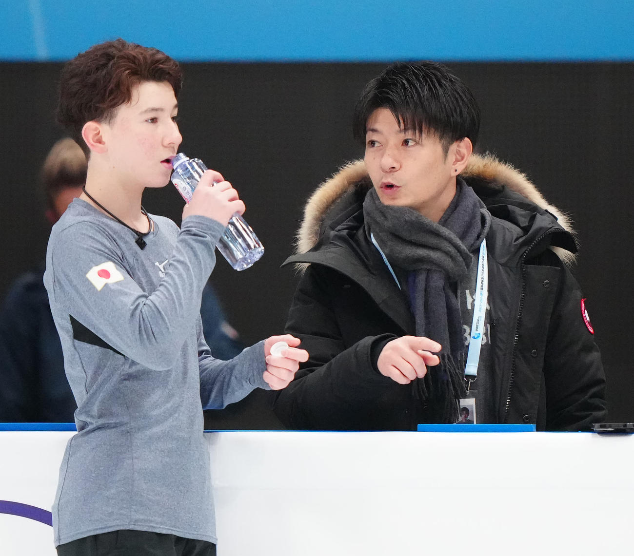 公式練習で最終調整するジュニア男子の中田（左）に話す父誠人コーチ（撮影・江口和貴）