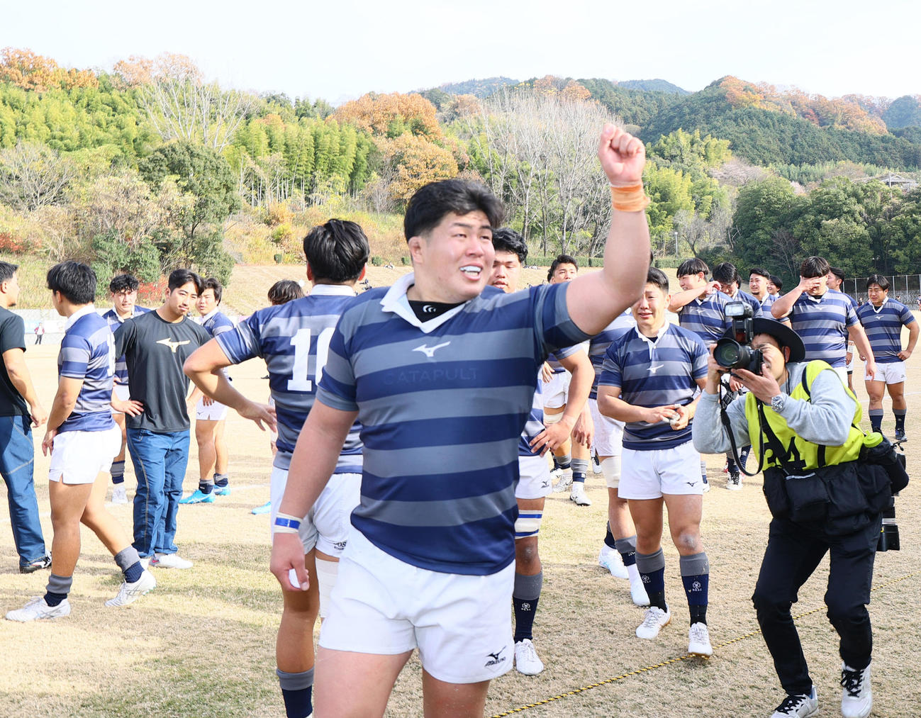 同大対大体大　大体大に勝利し、Aリーグ残留を決め喜ぶ同大フィフティーン（撮影・上山淳一）