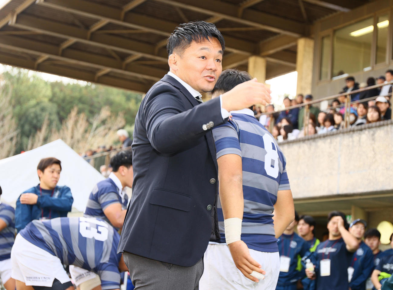 同大対大体大　Aリーグに残留を決めた同大の宮本監督（手前）はNO8林と抱き合いねぎらう（撮影・上山淳一）