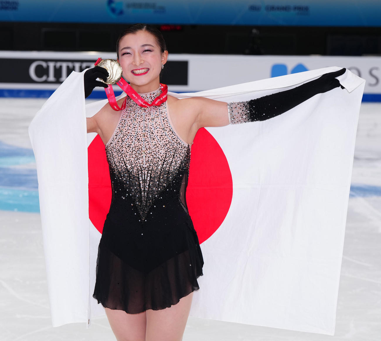 女子表彰式後、笑顔で写真に納まる優勝した坂本（撮影・江口和貴）