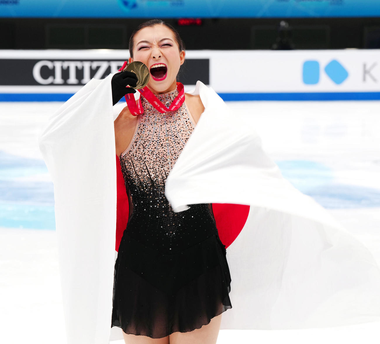 女子表彰式後、金メダルをかじろうとおどけてみせる笑顔を見せる坂本（撮影・江口和貴）