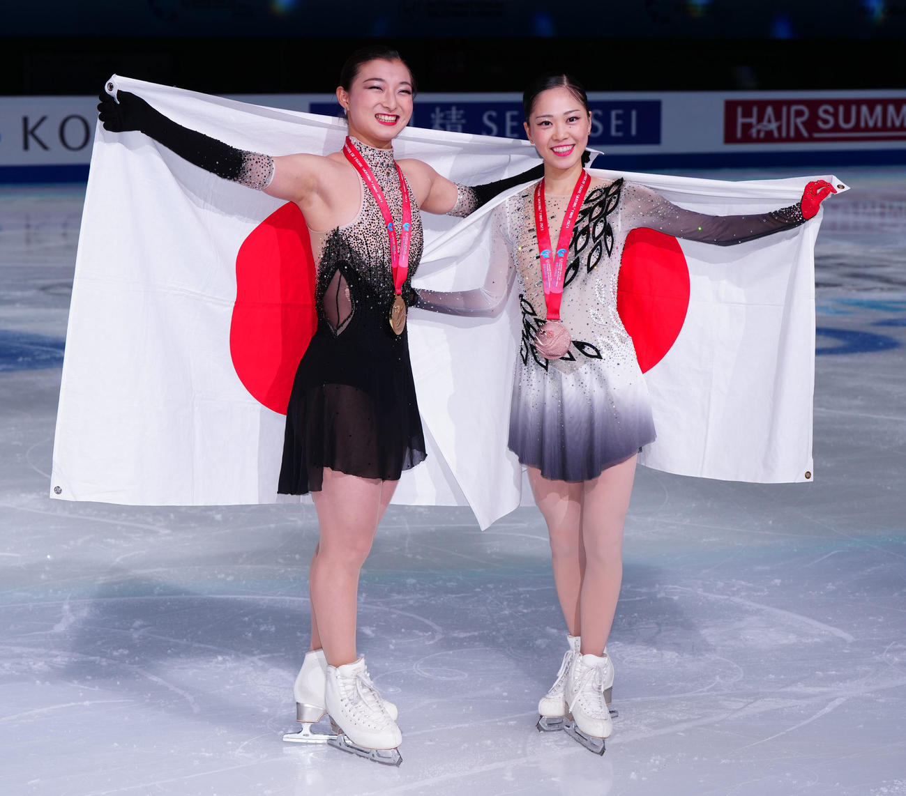 女子表彰式後、写真に納まる優勝した坂本（左）と3位の吉田（撮影・江口和貴）