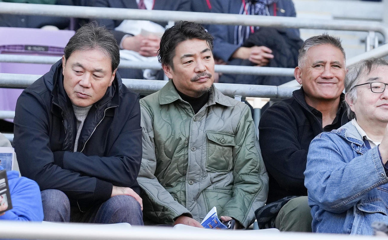 BL東京対静岡　観戦する清宮氏（左）と前日本代表監督のジョセフ氏（右）（撮影・鈴木みどり）