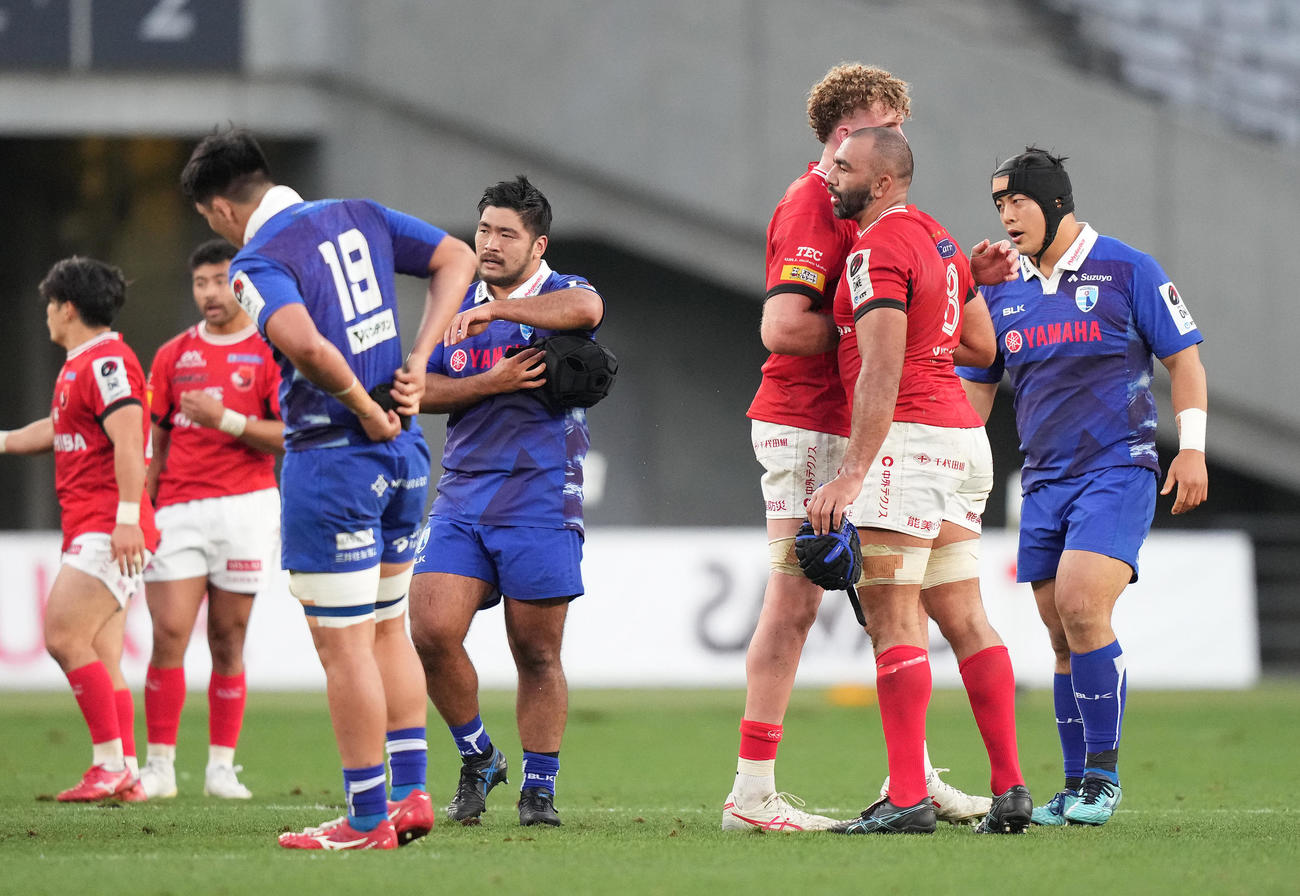 BL東京対静岡　静岡に勝利し喜ぶNO8リーチ（右）らBL東京フィフティーン（撮影・鈴木みどり）
