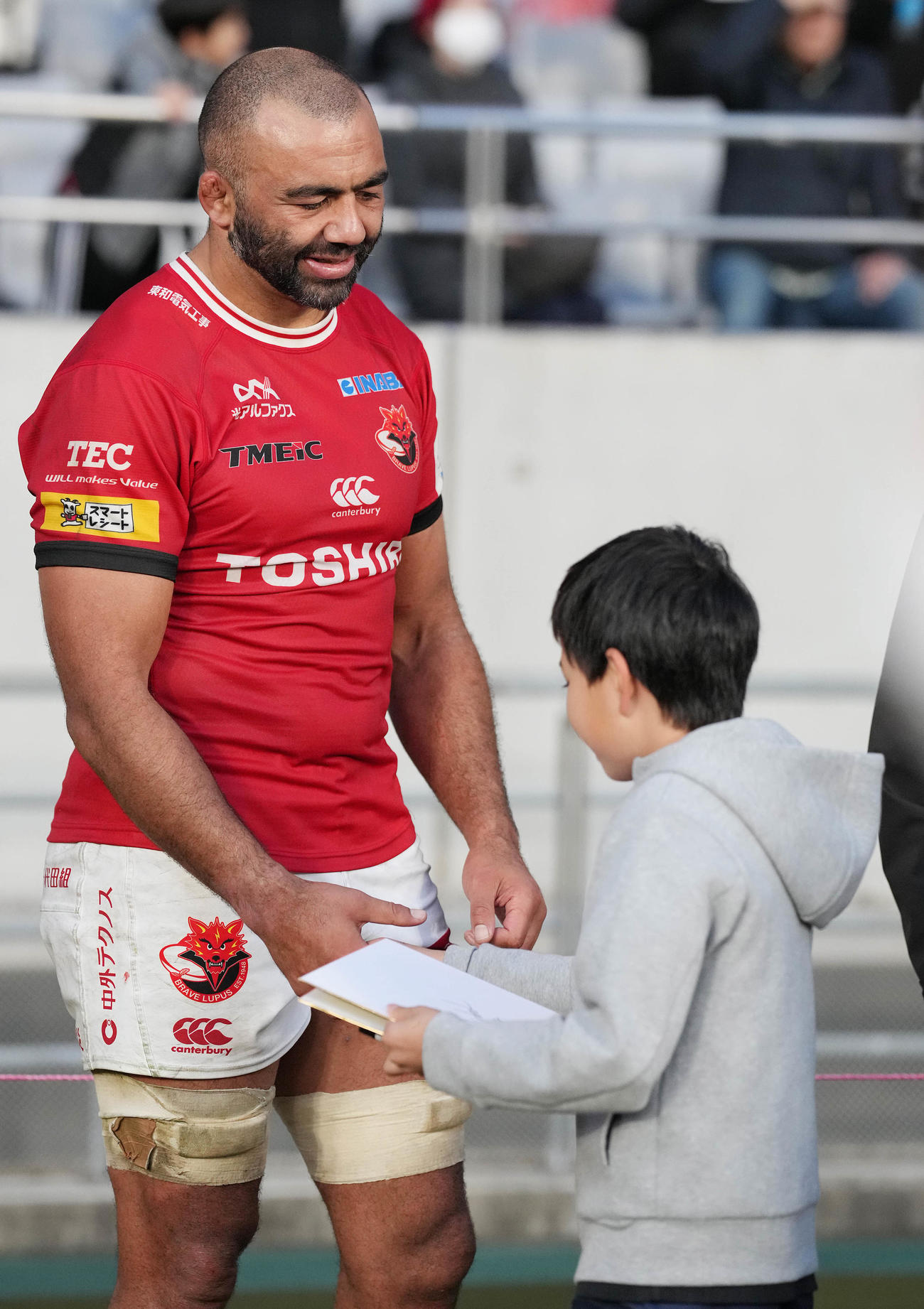 BL東京対静岡　試合後、ファンと触れ合うBL東京リーチ（撮影・鈴木みどり）