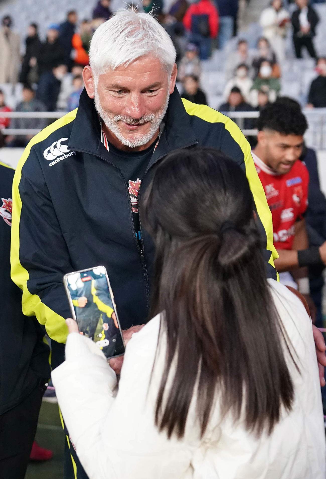 BL東京対静岡　試合後、ファンと触れ合うBL東京ブラックアダー・ヘッドコーチ（撮影・鈴木みどり）
