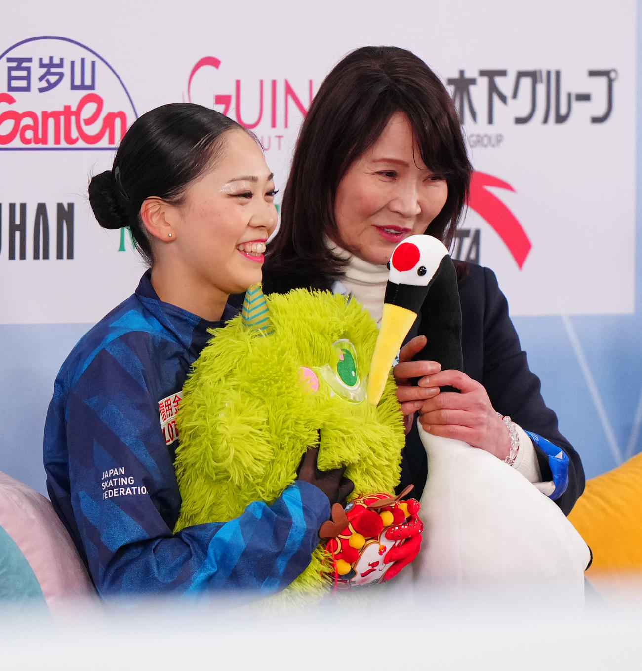 女子フリーの演技後、キス・アンド・クライで笑顔を見せる吉田（左）。右は浜田コーチ（撮影・江口和貴）