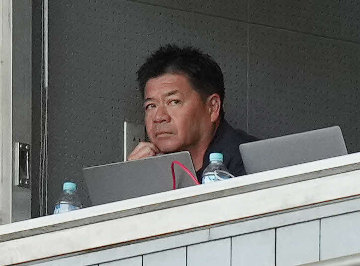 BL東京対静岡　試合を見守る静岡藤井監督（撮影・鈴木みどり）
