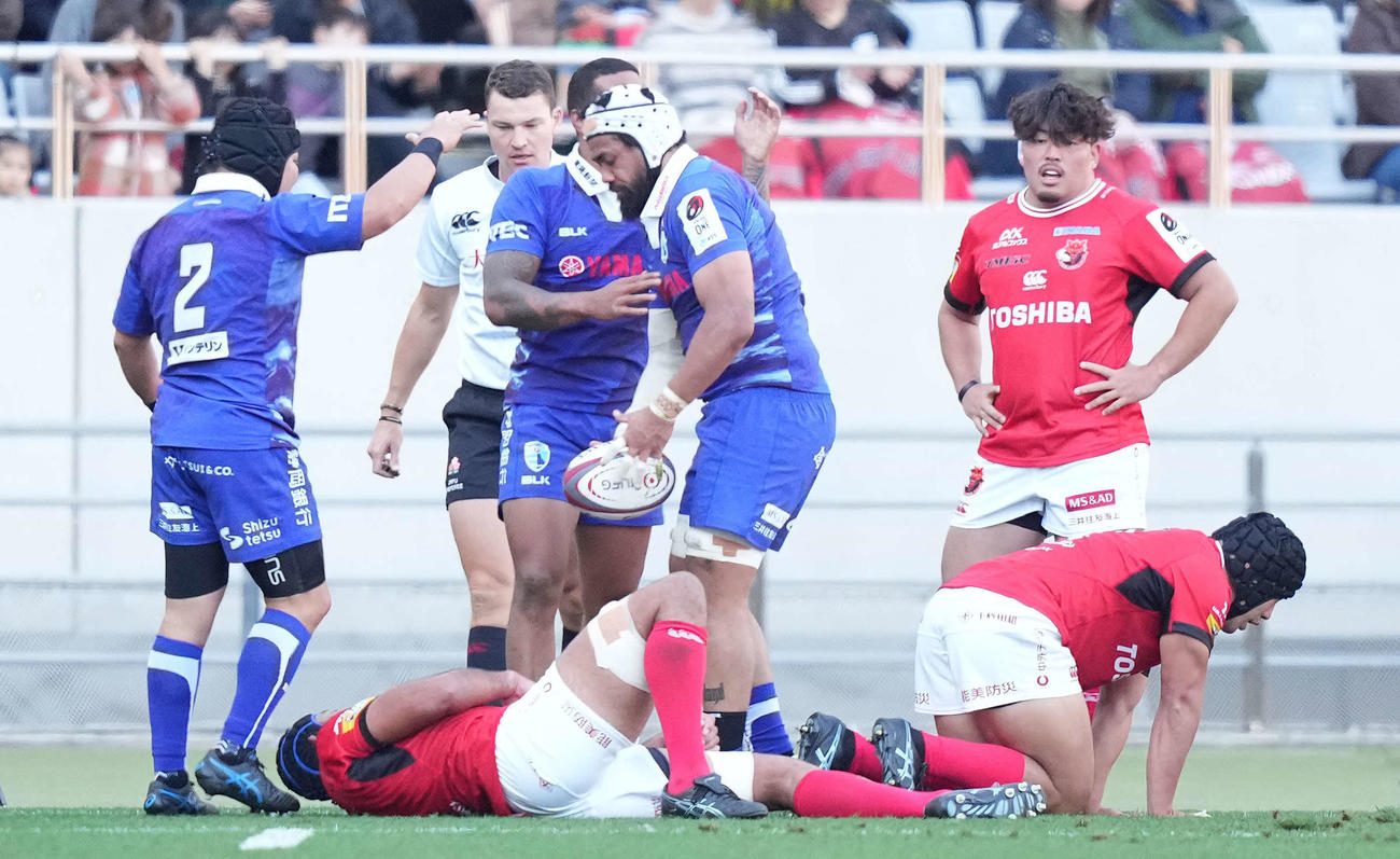 BL東京対静岡　前半、トライを決めた静岡NO8イラウア（中央）（撮影・鈴木みどり）