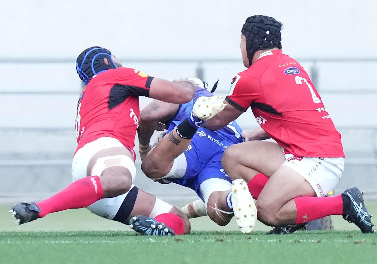 BL東京対静岡　前半、トライを決める静岡NO8イラウア（中央）（撮影・鈴木みどり）