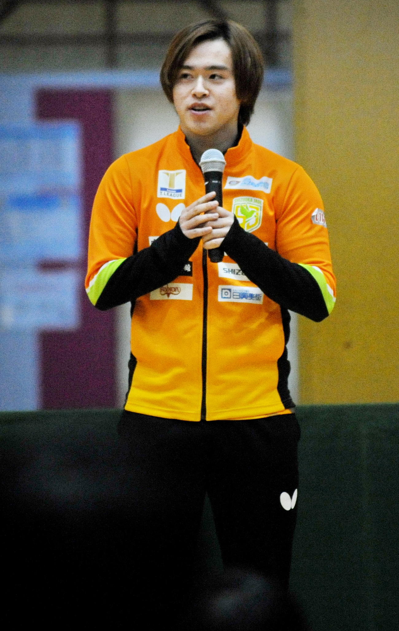 開会式であいさつする監督兼選手の森薗　